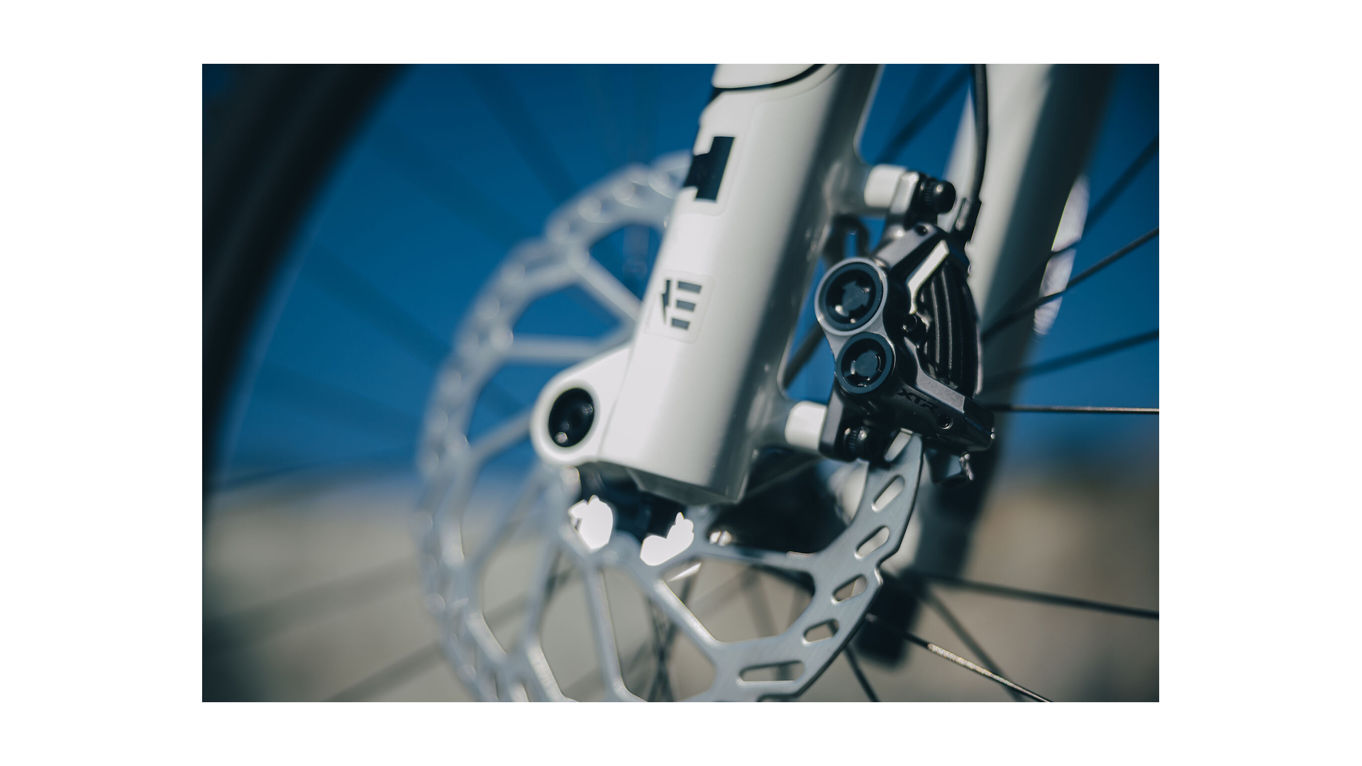 Cube AMS Hybrid 177 C:62 AT 600X carbon´n´white
