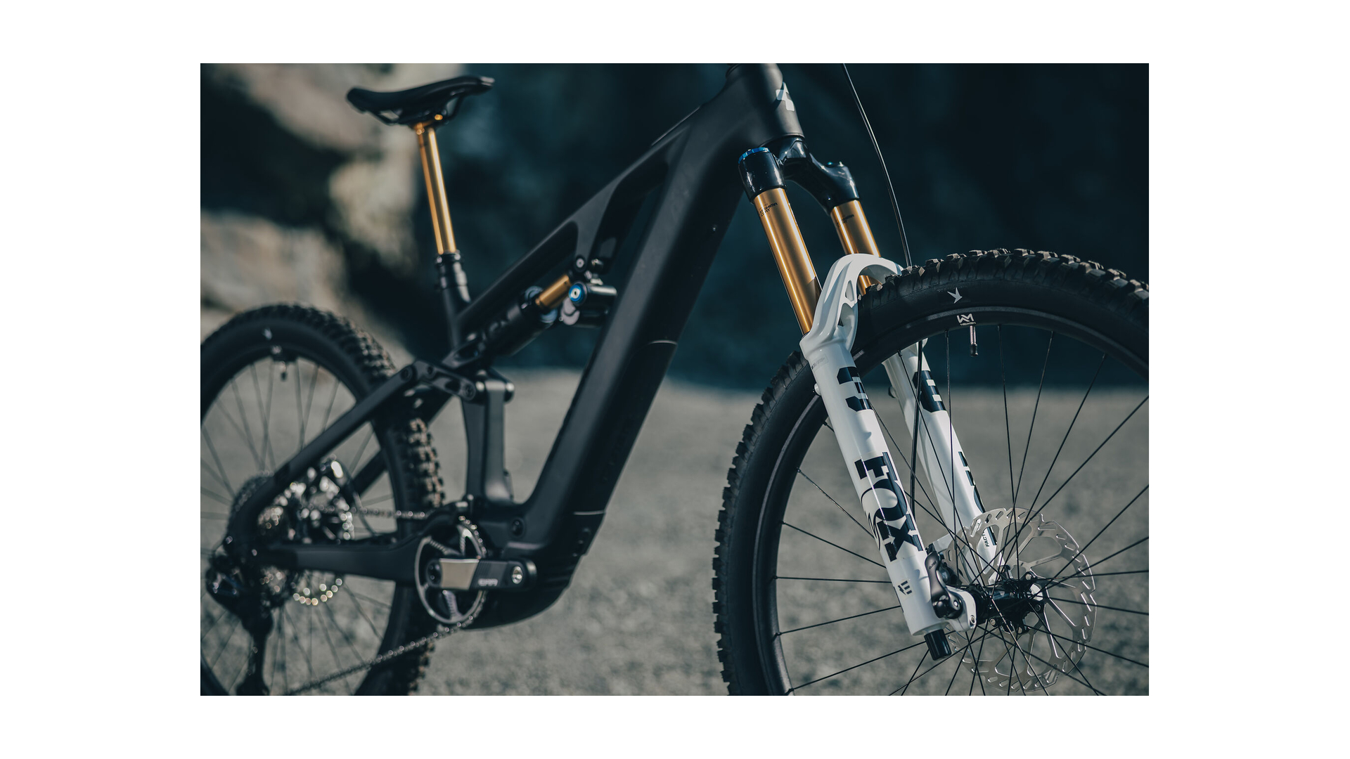 Cube AMS Hybrid 177 C:62 AT 600X carbon´n´white