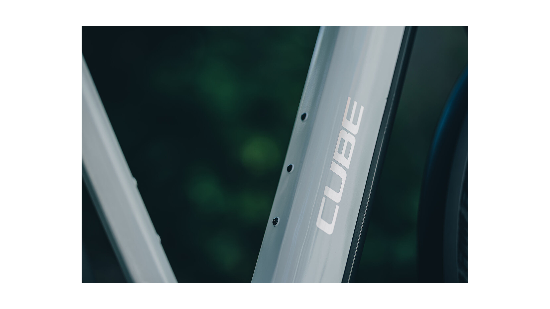 Cube Kathmandu Hybrid Deluxe Pro 800 metallicwhite´n´chrome
