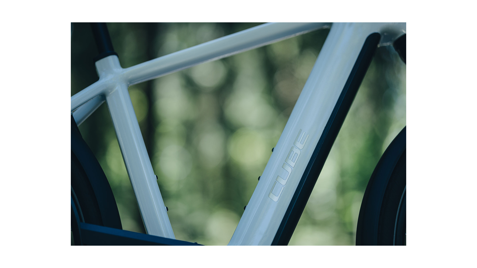 Cube Touring Hybrid ONE 600 metallicwhite´n´chrome